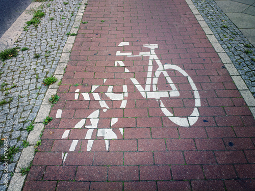 Verkehrszeichen Fahrradweg ist defekt 
Ein Fahrradweg wurde neu zusammen gesetzt. Dabei sind die Steine am falschen Platz und das Zeichen sieht aus wie ein zerstörtes Puzzle.