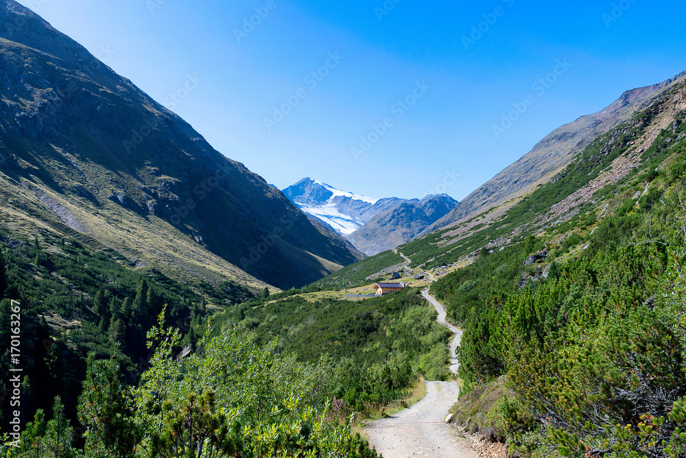 Oetztaler Jungschuetzenweg im Sommer mit Blick auf Similaun bei wolkenlosem Himmel Oetztaler Jungschuetzenweg im Sommer mit Blick auf Similaun bei wolkenlosem Himmel