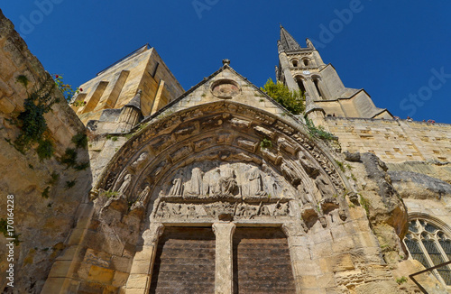 Saint-Emilion, tympan et clocher de l'église monolithe, gironde