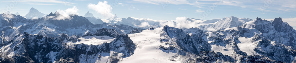 panorama sur les chaines de montagnes des Alpes avec un glacier au centre - obrazy, fototapety, plakaty 