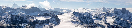 panorama sur les chaines de montagnes des Alpes avec un glacier au centre photo