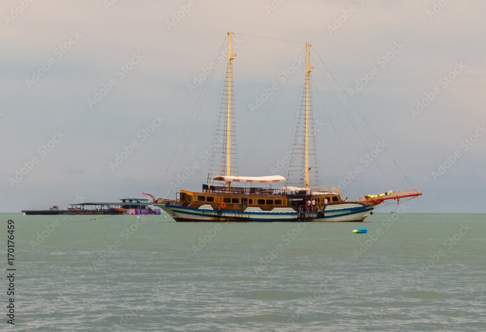 Ein großes Segelschiff am Strand von Pattaya Ein großes Segelschiff am Strand von Pattaya