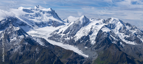 Panorama sur un glacier des Alpes qui fond