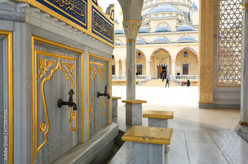 Место для омовения и внутренний двор мечети Сердце Чечни