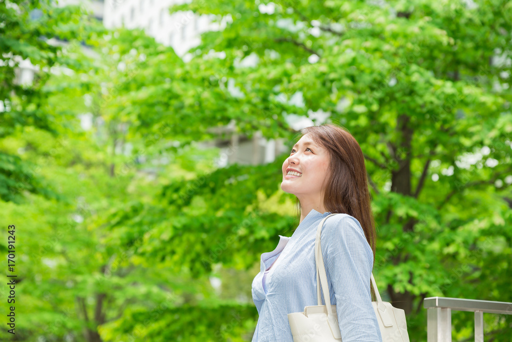 笑顔の女性 外出 笑顔の女性 外出