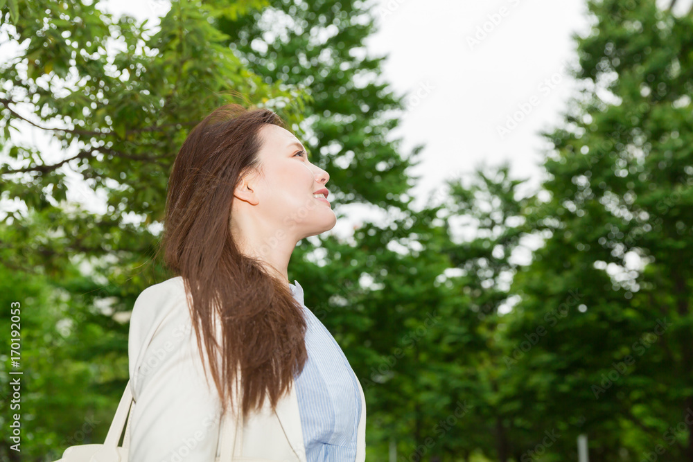 笑顔の女性　ビジネス　出発