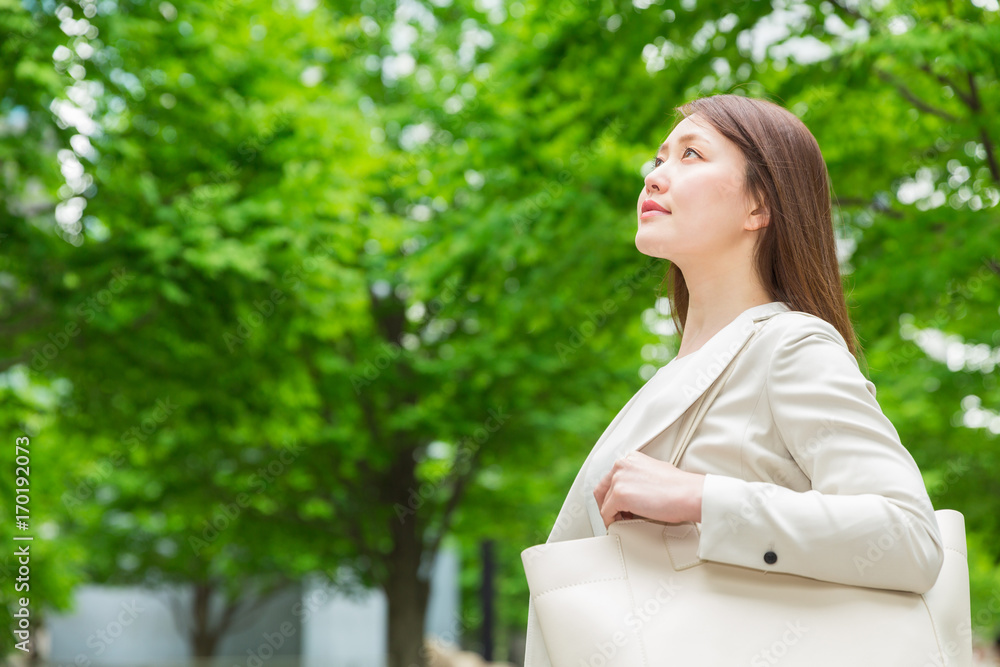 笑顔の女性　ビジネス　出発