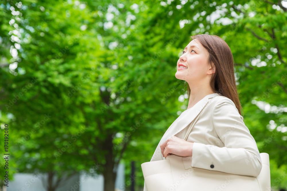 笑顔の女性　ビジネス　出発