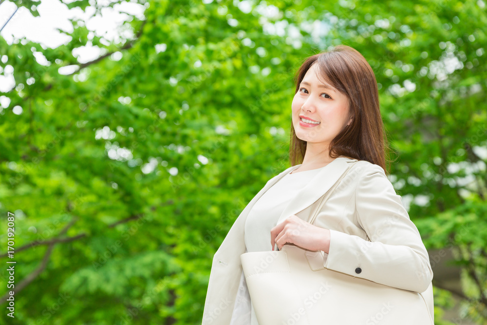 笑顔の女性　ビジネス　出発