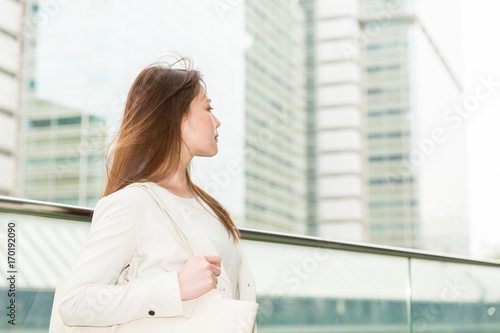 笑顔の女性 ビジネス 出発