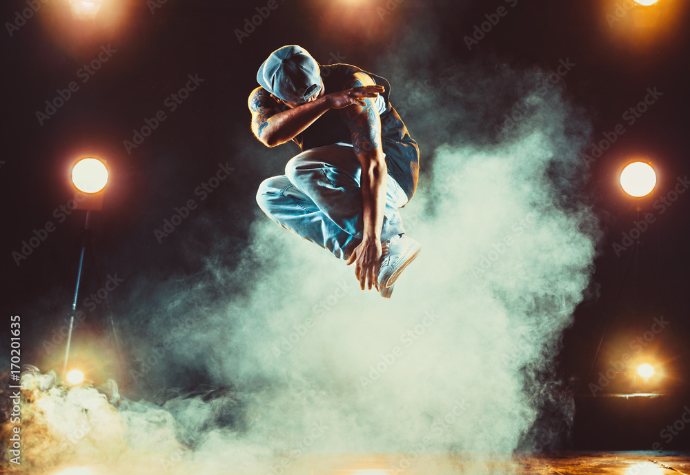 Young man dancing - obrazy, fototapety, plakaty 