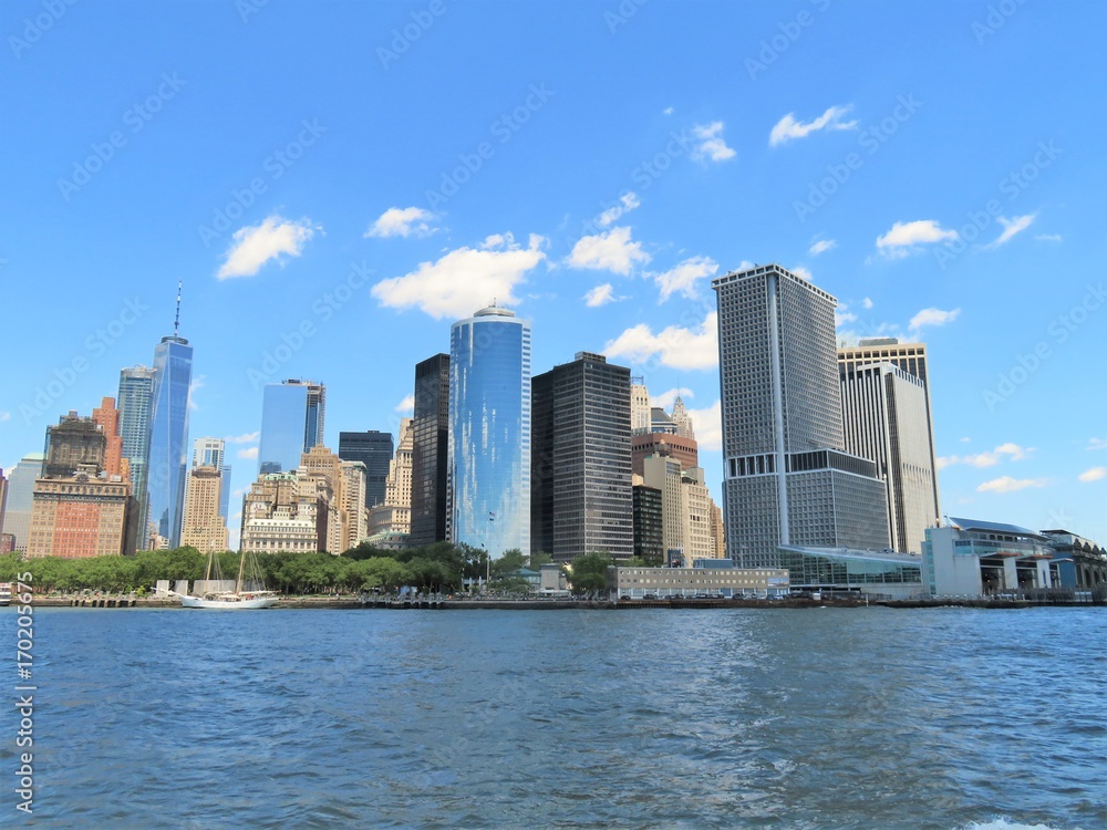 Fototapeta premium Panoramę śródmieścia Nowego Jorku z rzeką Hudson na pierwszym planie