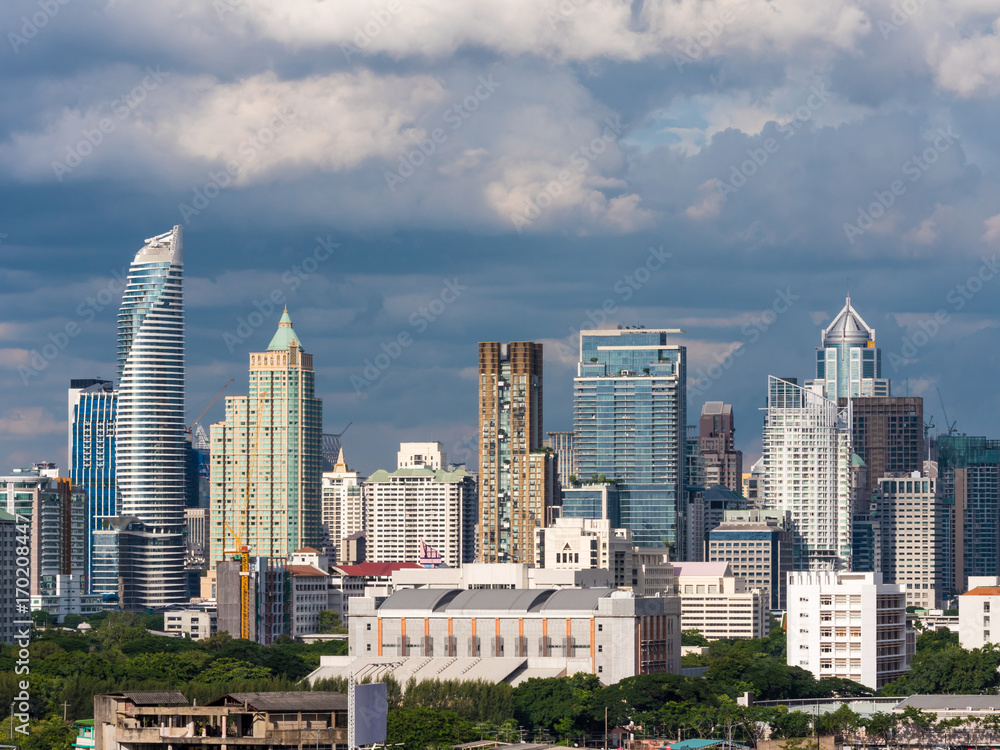 Obraz premium Modern building in business district at Bangkok city, Thailand.