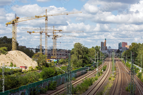Skyline Berlin Potsdamer Platz mit Bahnstrecke und vielen Kränen - typisch berlin