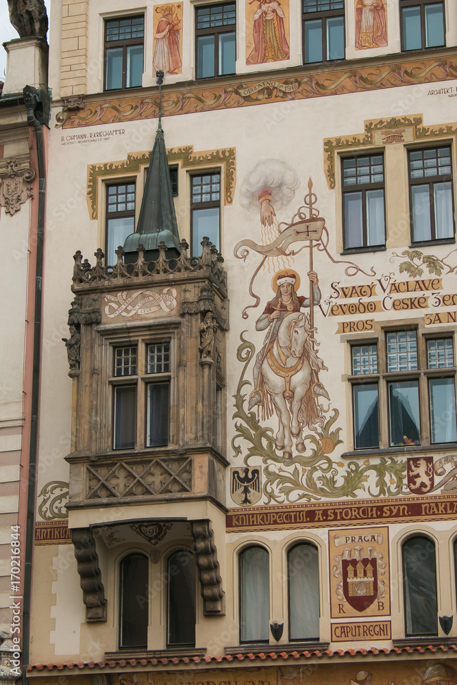 Antico palazzo dipinto nel centro storico di Praga