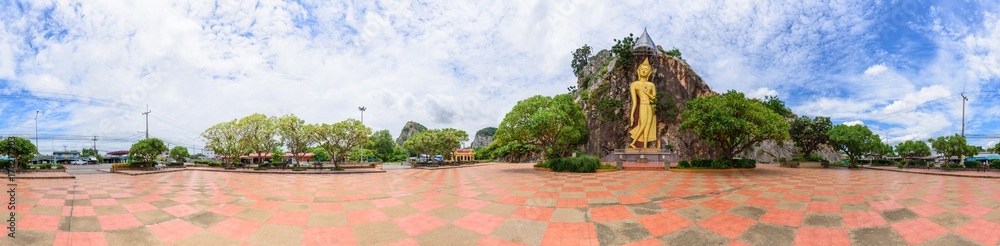Obraz premium 360 panorama of golden buddha statue at Stone mountain 
