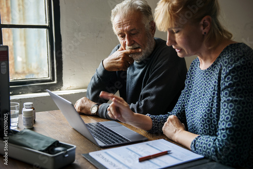 Cuadro en lienzo Elderly couple planning on life insurance plan