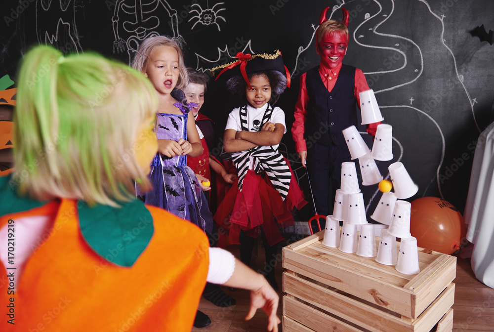 Obraz premium Kids taking part in halloween party