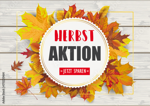 Herbstaktion Etikette mit Herbstlaub auf einer Holztafel