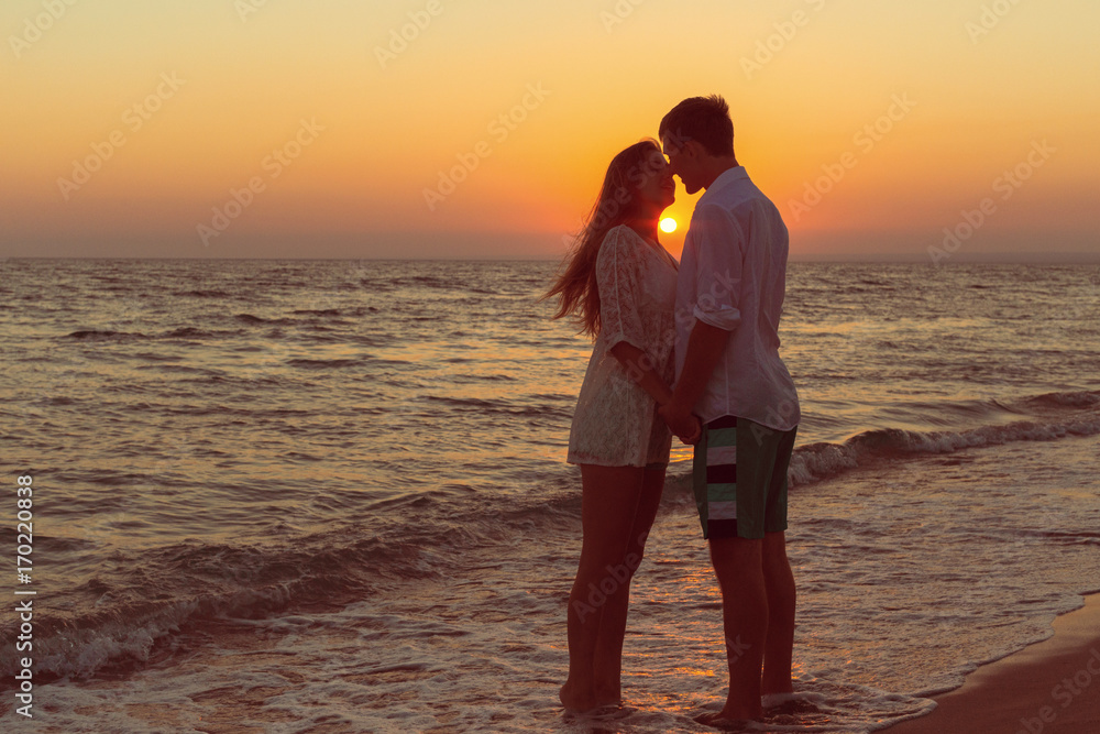 Fototapeta premium Romantyczna para całuje na plaży