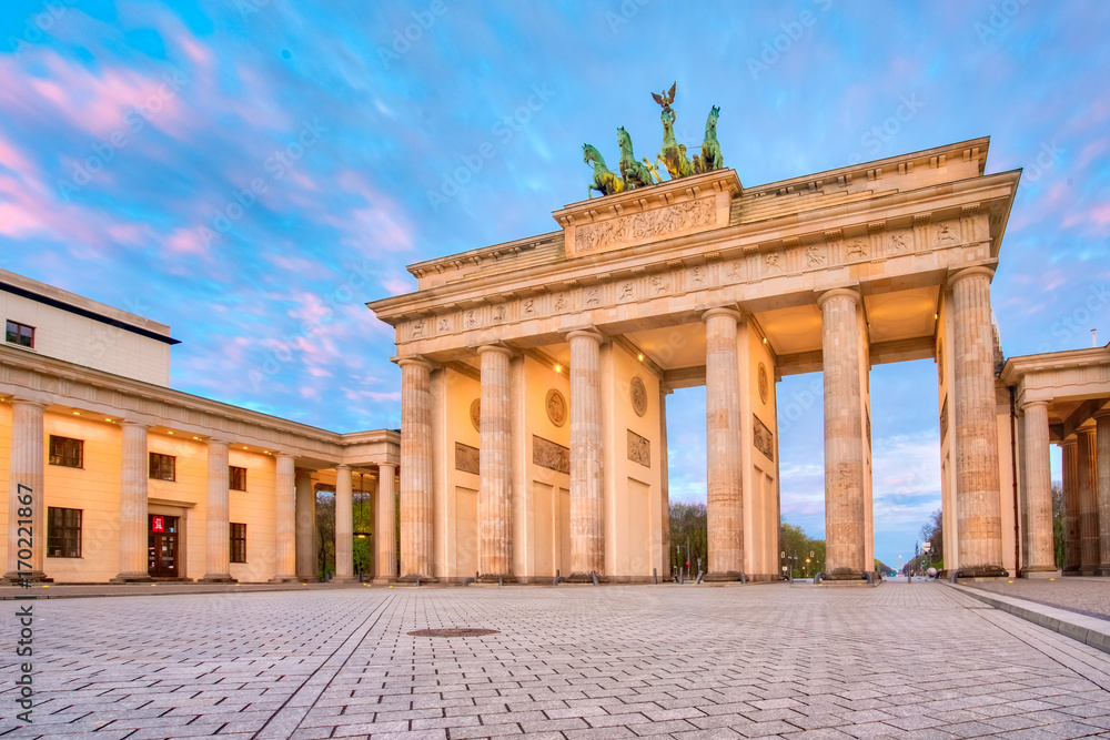Fototapeta premium Dramatyczne niebo z Bramą Brandenburską w Berlinie, Niemcy