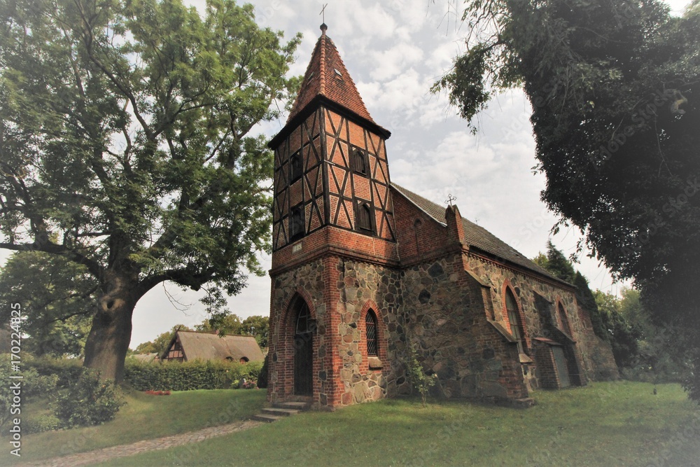 Romantische Dorfkirche in Alt Rehse am Tollensesee