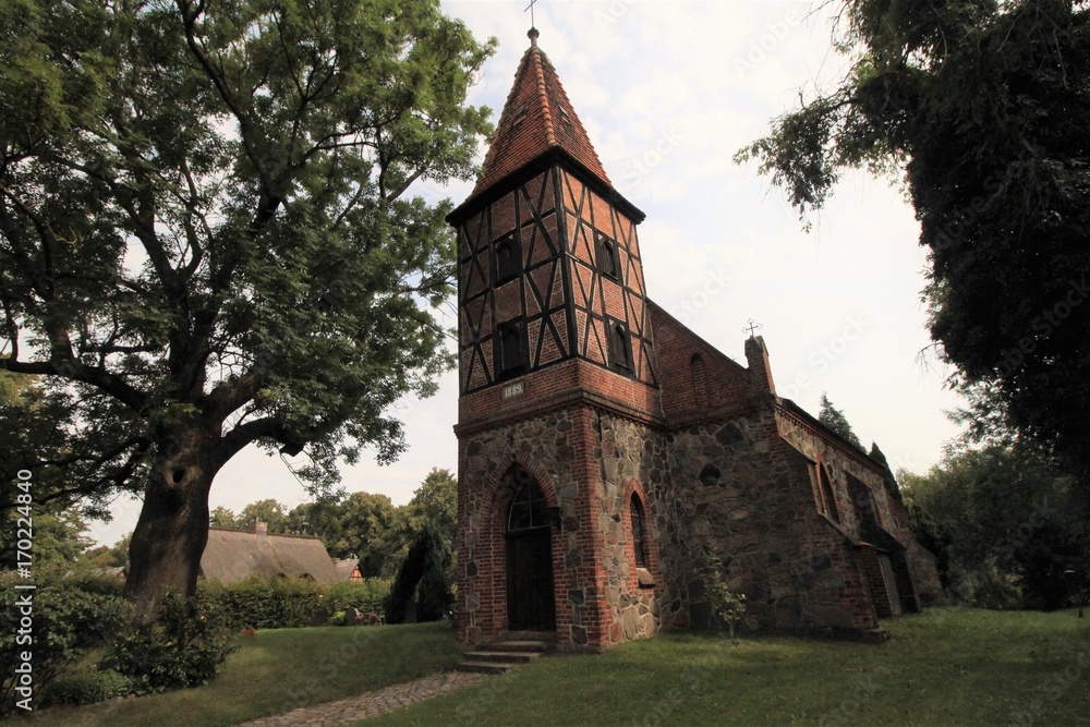 Romantische Dorfkirche in Alt Rehse am Tollensesee