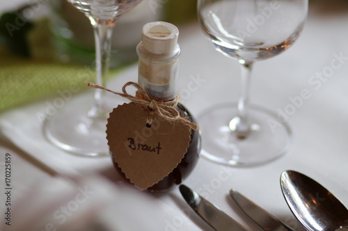 Namensschild auf einem festlich gedeckten Tisch zur Hochzeit