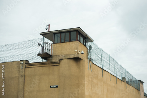 Więzienie, Drut kolczasty