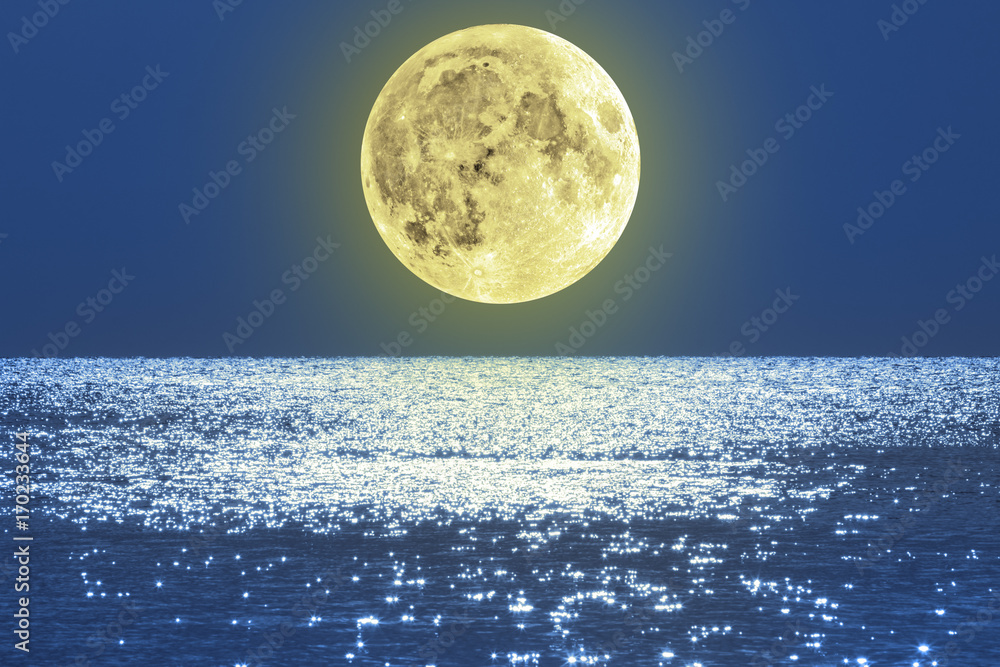 Naklejka premium Wschód księżyca nad morzem / oceanem.