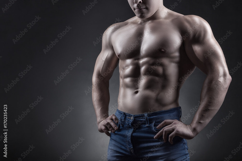 Fototapeta premium Muskularny mężczyzna