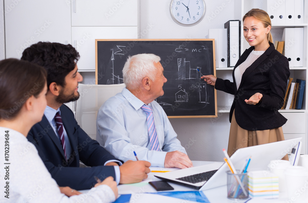 Obraz premium Office manager female is reading financial report to colleagues on meeting