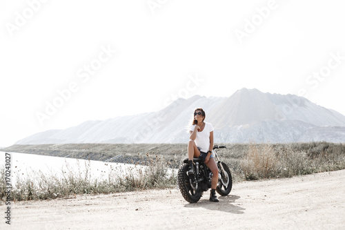 Εκτύπωση καμβά Woman and motorcycle on road