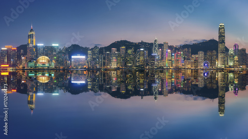 Canvas Print Panorama of Victoria Harbor in Hong Kong at dusk