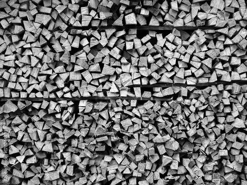 Kantholz für das Lagerfeuer auf dem Holzstapel im Archäologischen Freilichtmuseum in Oerlinghausen bei Bielefeld am Hermannsweg im Teutoburger Wald in Ostwestfalen-Lippe, fotografiert in Schwarzweiß photo