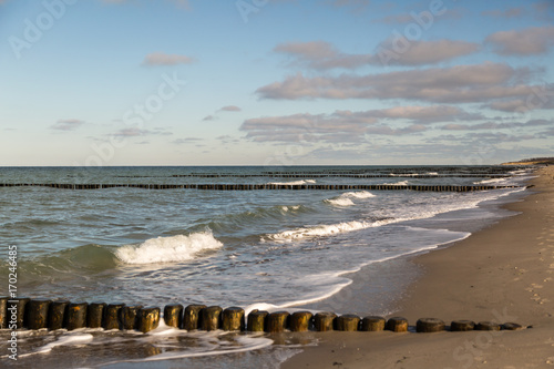Wellen, Wind und Holzpfähle in der Ostsee