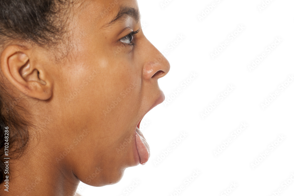 Obraz premium profil piękna ciemnoskóra dziewczyna z otwartymi ustami i językiem na białym tle