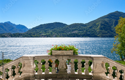 Architectures and landscapes of Como Lake
