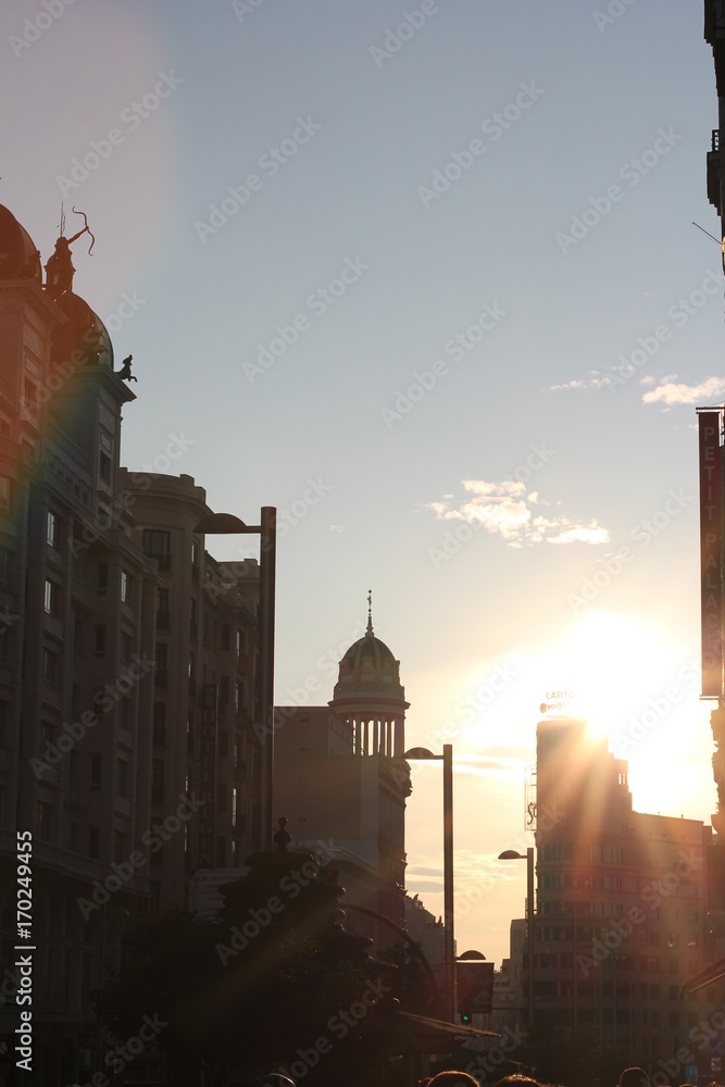 Fototapeta premium Contraluz en Gran Via de Madrid