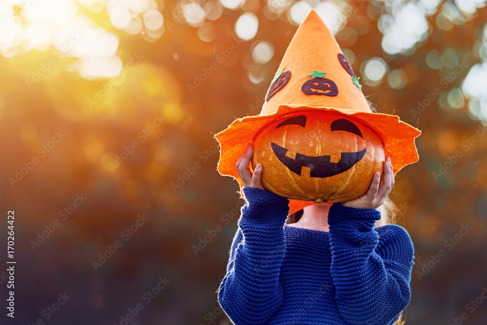Naklejka premium child plays with pumpkin
