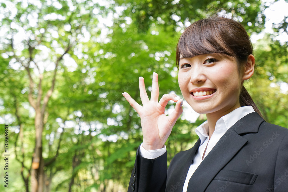 OKサインをする若いビジネスウーマン