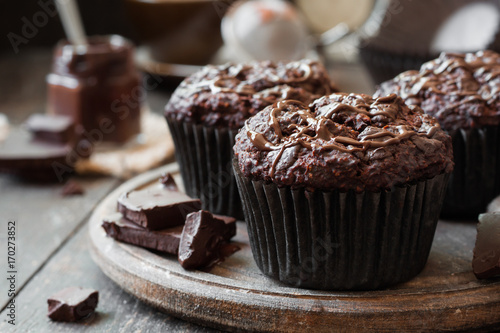 Murais de parede chocolate muffins on a wooden background