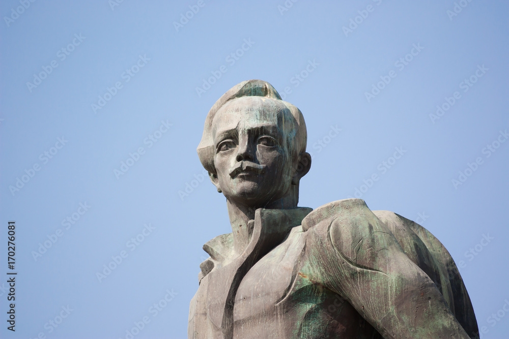 Obraz premium Monument to the famous Russian poet Lermontov . The monument is located at the confluence of the Mtkvari and Aragvi rivers near Tbilisi, Georgia