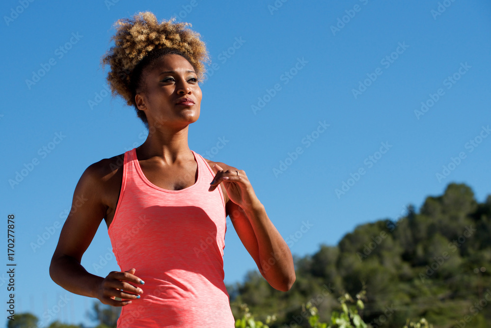 Obraz premium African american woman runner jogging outdoors