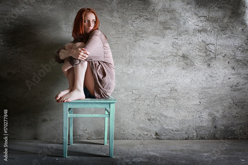 Bild auf Leinwand Cute girl in a studio with grange background