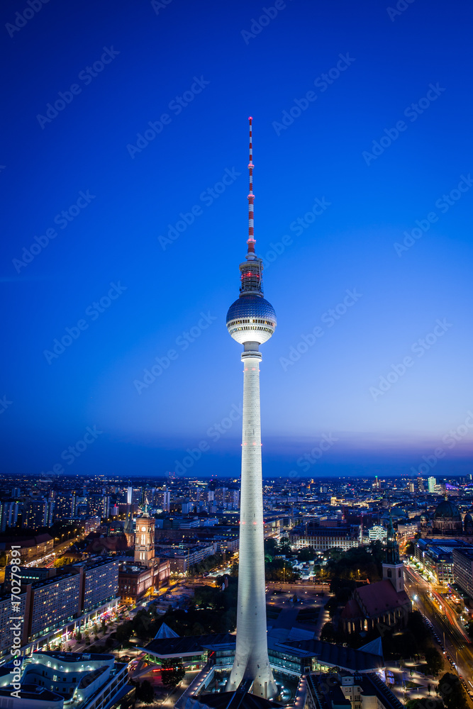 Fototapeta premium Wieża telewizyjna w Berlinie w nocy