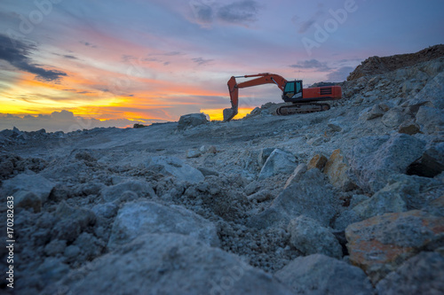 Canvas-taulu The tracked excavator is parked in the stone quarry after work until the twilight time