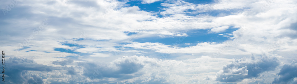 Obraz premium Panorama Fluffy white clouds and bright blue sky