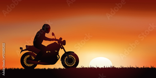 moto - motard - liberté - coucher de soleil - seul - solitaire - campagne