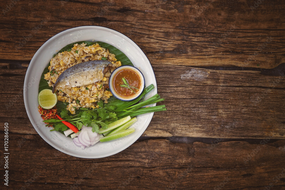 Fried rice with fish paste is popular with Thai people.